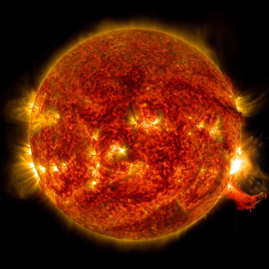 Bão Mặt Trời lớn nhất trong nhiều năm, gây gián đoạn tín hiệu vô tuyến trên Trái đất