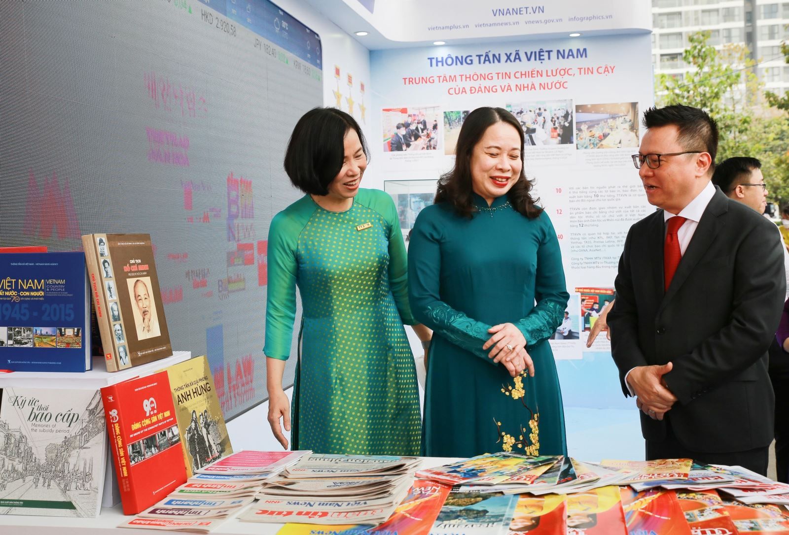 Phó Chủ tịch nước Võ Thị Ánh Xuân (giữa) thăm gian trưng bày các ấn phẩm báo chí của Thông tấn xã Việt Nam. Ảnh: TTXVN