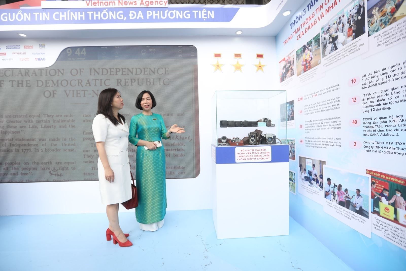 Tổng giám đốc Vũ Việt Trang (phải) giới thiệu với đại biểu về gian trưng bày của TTXVN tại Hội báo. Ảnh: Minh Quyết – TTXVN
