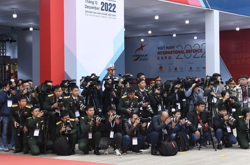 Phóng viên tác nghiệp tại Triển lãm Quốc phòng quốc tế Việt Nam 2022. Ảnh: TUẤN HUY